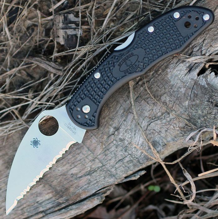 Нож складной Delica 4 Lightweight Spyderco 11FSWCBK, сталь VG-10 Satin Serrated Wharncliffe, рукоять термопластик FRN, чёрный